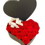 Box J'Adore é uma caixa em formato de coração, tamanho P, com rosas e laço para presentear em ocasiões especiais e românticas.