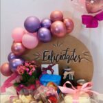 Na Cesta Festa e Balões 2 , é oferecido diversos aperitivos e guloseimas para o dia festivo acontecer com grande estilo e muito carinho. Ideal para aniversário e comemorações em geral.