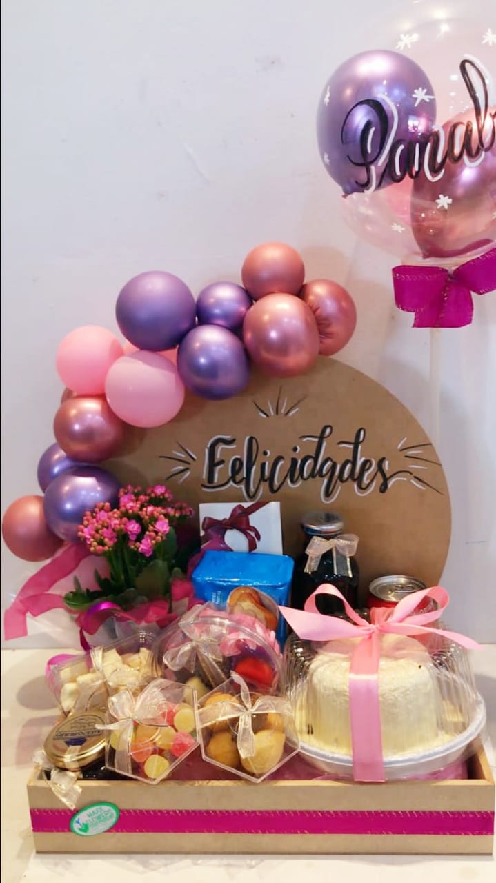 Na Cesta Festa e Balões 2 , é oferecido diversos aperitivos e guloseimas para o dia festivo acontecer com grande estilo e muito carinho. Ideal para aniversário e comemorações em geral.