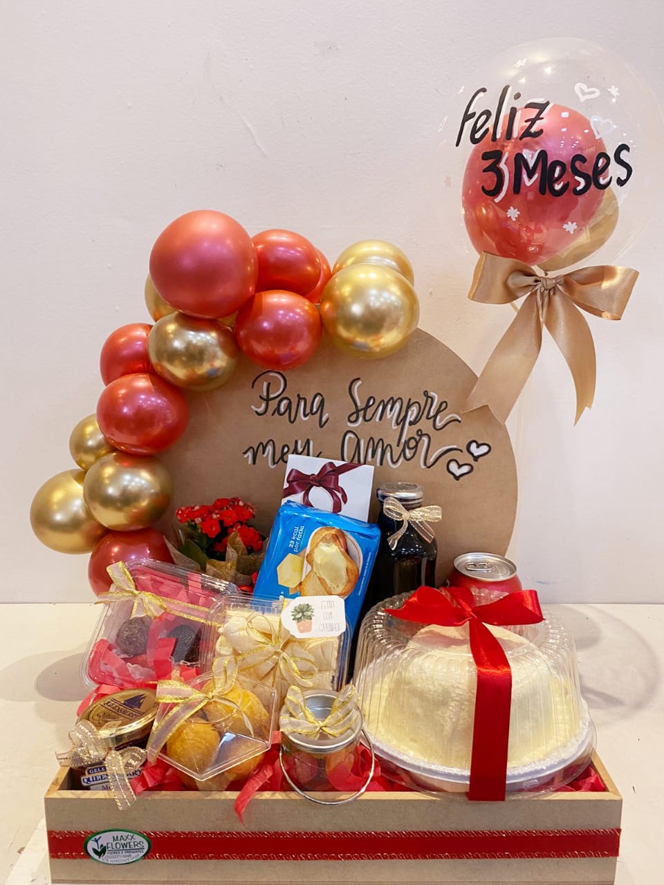 Na Cesta Festa e Balões 2 , é oferecido diversos aperitivos e guloseimas para o dia festivo acontecer com grande estilo e muito carinho. Ideal para aniversário e comemorações em geral.